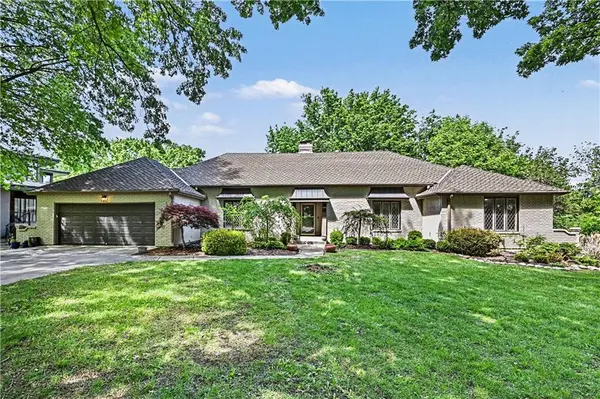 11203 Cedar ST,  Leawood,  KS 66211
