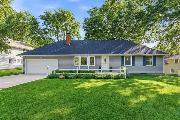 8839 Newton DR, Overland Park, KS 66212