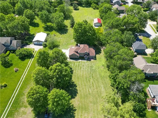 902 Allendale Lake RD, Greenwood, MO 64034