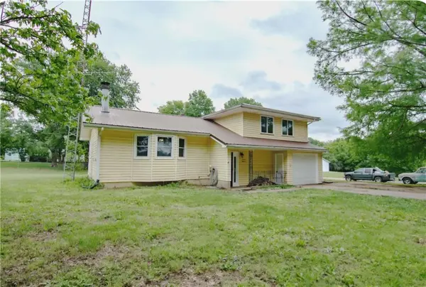 711 Kristi LN, Urich, MO 64788