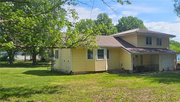 711 Kristi LN, Urich, MO 64788