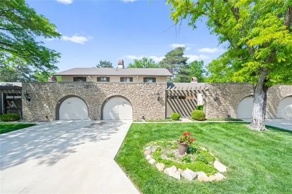 7704 W 102nd ST, Overland Park, KS 66212
