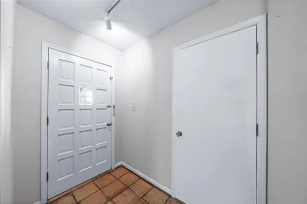 7704 W 102nd ST, Overland Park, KS 66212