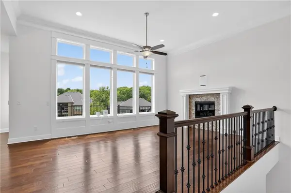 7330 NW Forest Lakes DR, Parkville, MO 64152