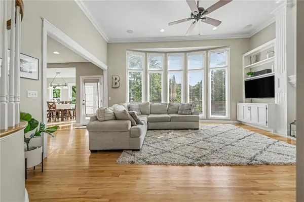 5653 Gresham CIR, Parkville, MO 64152