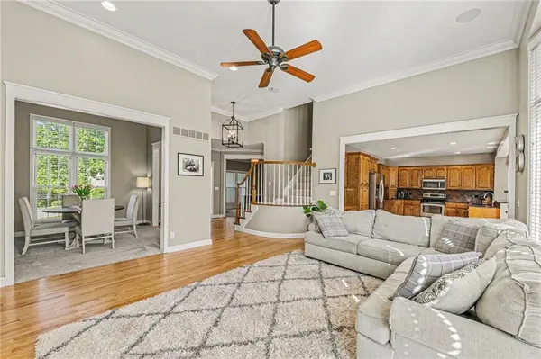 5653 Gresham CIR, Parkville, MO 64152