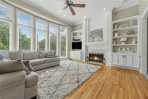5653 Gresham CIR, Parkville, MO 64152