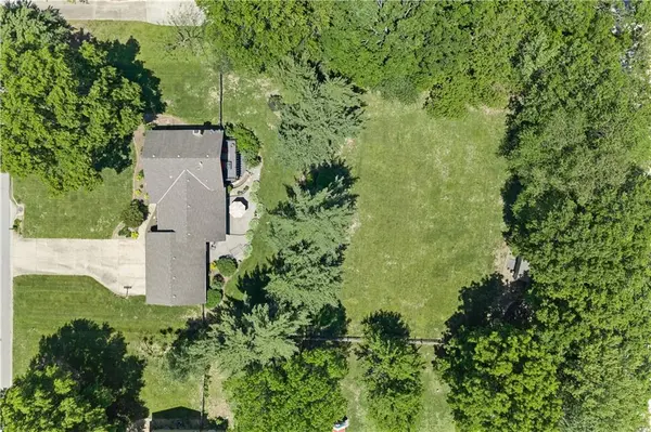 16001 RUSSELL RD, Stilwell, KS 66085