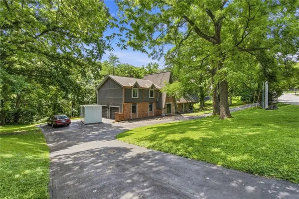 4015 N Briarcliff RD, Kansas City, MO 64116