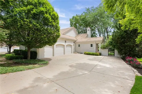 2705 W 112th ST, Leawood, KS 66211