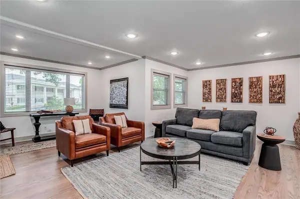 1621 Oxford RD, Lawrence, KS 66044