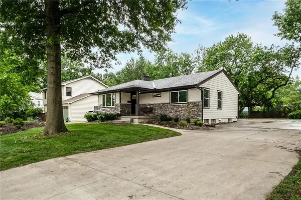 1621 Oxford RD, Lawrence, KS 66044
