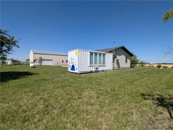 1463 Us-73 HWY, Hiawatha, KS 66434