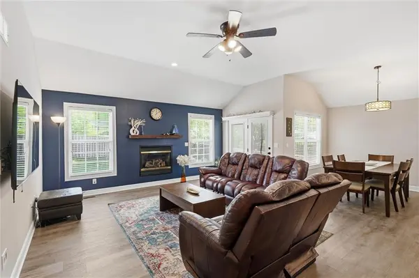 3205 SW Alice LN, Lee's Summit, MO 64082