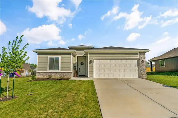 1592 Grayhawk DR, Basehor, KS 66007