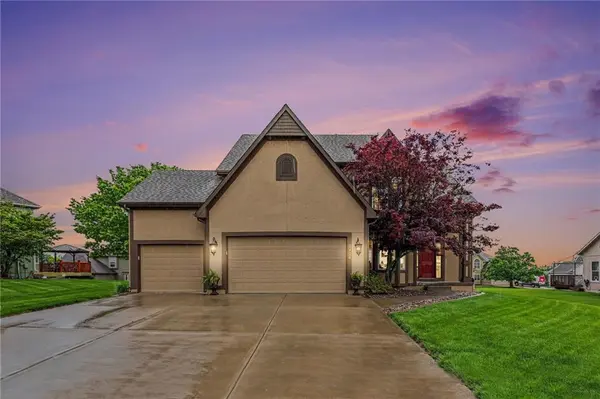 2724 SW Monarch DR, Lee's Summit, MO 64082
