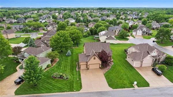 2724 SW Monarch DR, Lee's Summit, MO 64082