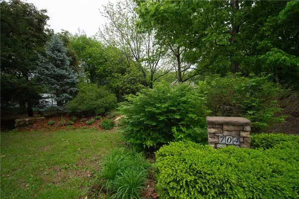 704 Folks RD, Lawrence, KS 66047