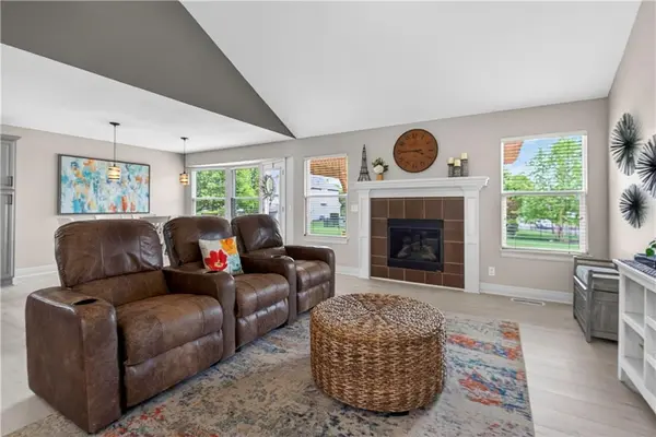 5835 LAKECREST DR, Shawnee, KS 66218