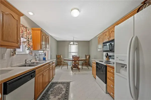 604 S Sunset LN, Raymore, MO 64083
