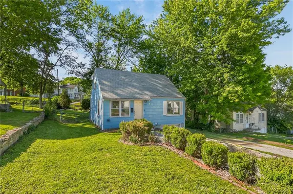 656 Thornton ST, Liberty, MO 64068
