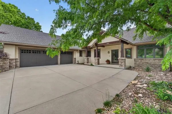 100 SW Gray CIR, Lee's Summit, MO 64081