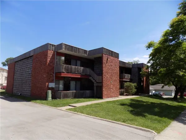 622 Schwarz RD, Lawrence, KS 66049