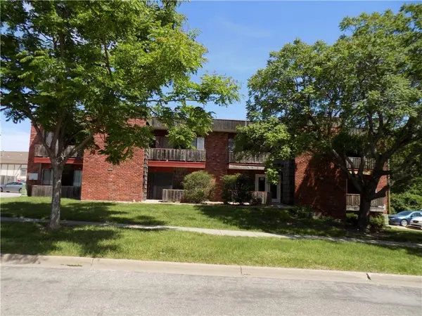 622 Schwarz RD, Lawrence, KS 66049