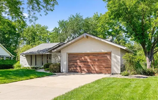 9010 W 104th TER, Overland Park, KS 66212