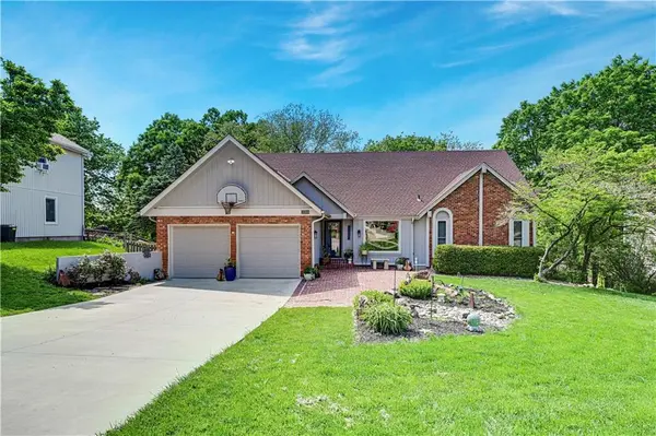 6932 Cottonwood DR, Shawnee, KS 66216