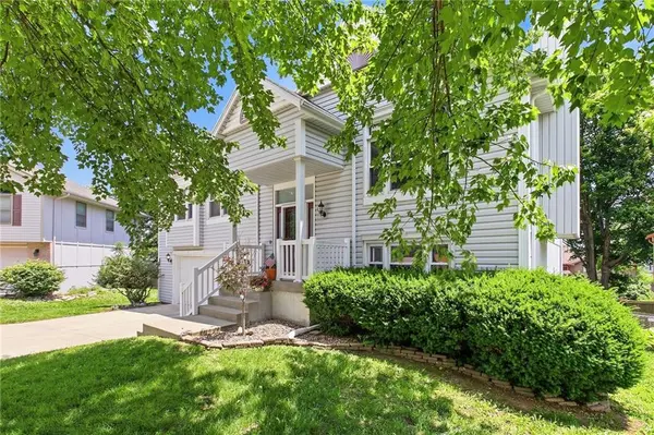 110 NE Brookwood PL, Blue Springs, MO 64014