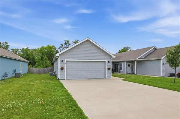 1304 E Joles DR, Tonganoxie, KS 66086