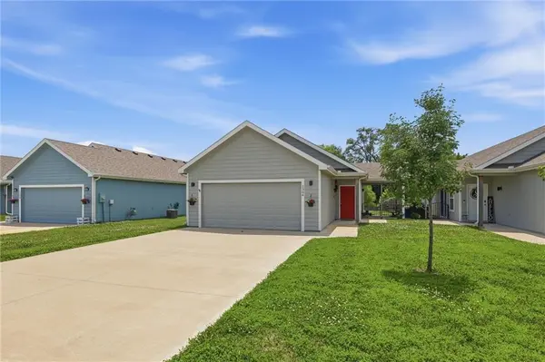 1304 E Joles DR, Tonganoxie, KS 66086