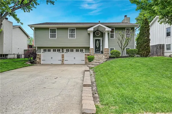 15604 W 151st TER, Olathe, KS 66062