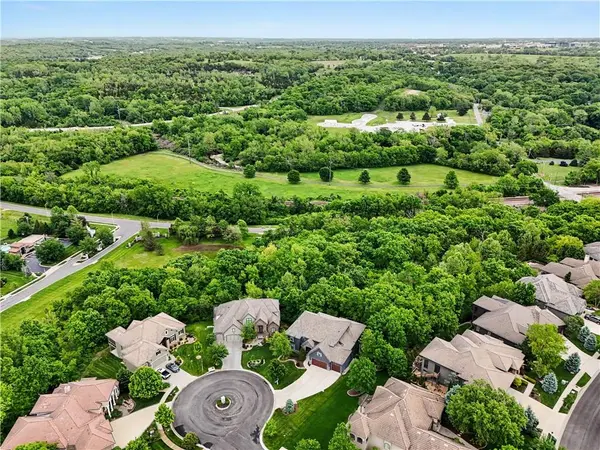 8831 Vista DR, Lenexa, KS 66220