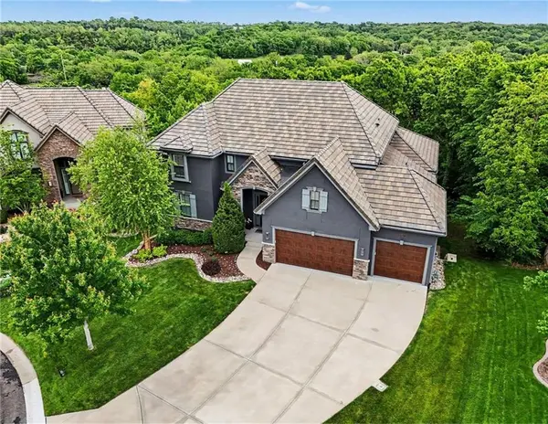 8831 Vista DR, Lenexa, KS 66220