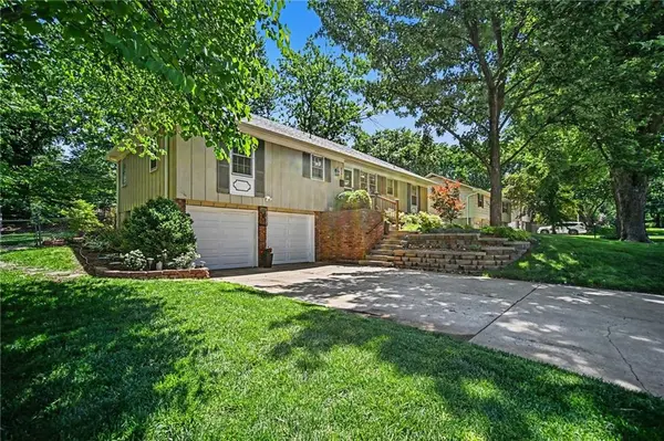 6631 Larsen LN, Shawnee, KS 66203