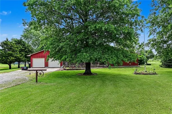 1301 W 8th ST, Edgerton, KS 66021