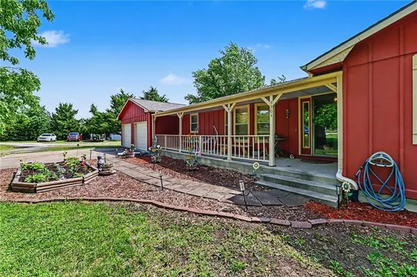 1301 W 8th ST, Edgerton, KS 66021