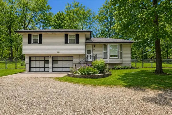 863 Kendall RD, Peculiar, MO 64078