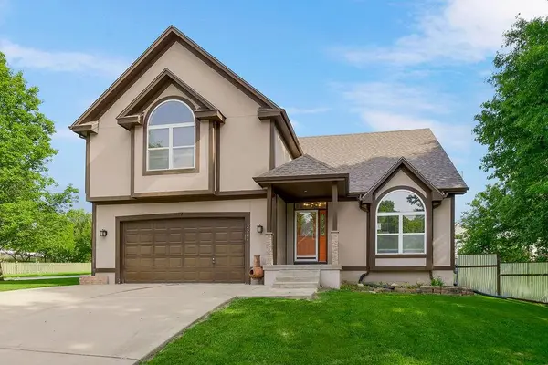 2224 Martha LN,  Greenwood,  MO 64034