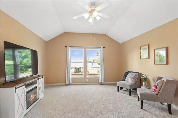 1004 E Pumpkin Ridge ST, Gardner, KS 66030