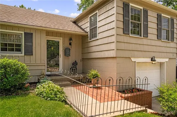 4505 W 77th ST, Prairie Village, KS 66208