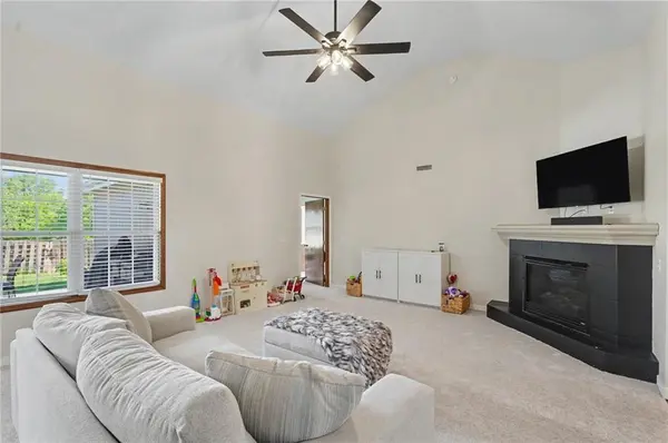 928 Bluestem DR, Baldwin City, KS 66006