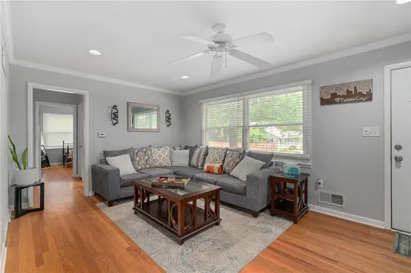 8401 W 68th TER, Overland Park, KS 66204