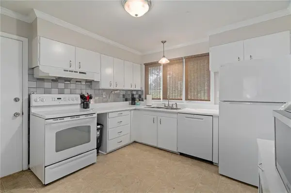 8401 W 68th TER, Overland Park, KS 66204
