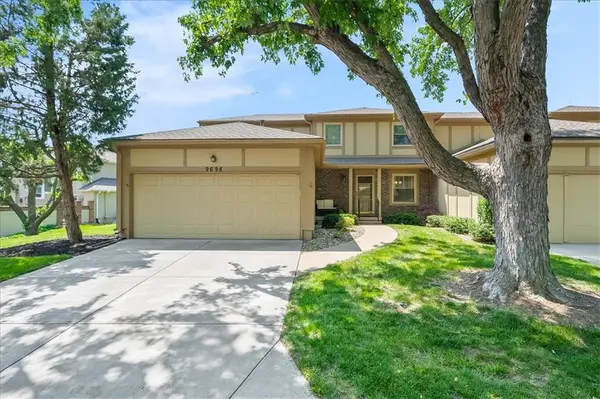 9698 Oakshire ST, Overland Park, KS 66214