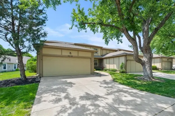9698 Oakshire ST, Overland Park, KS 66214