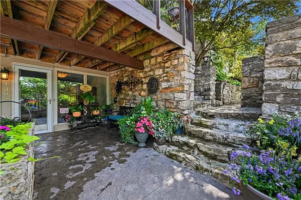 139 S Lakeshore DR, Lake Quivira, KS 66217