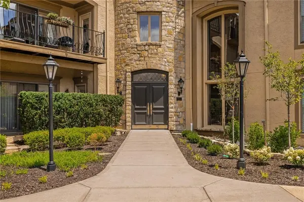 7221 Mission RD #211, Prairie Village, KS 66208